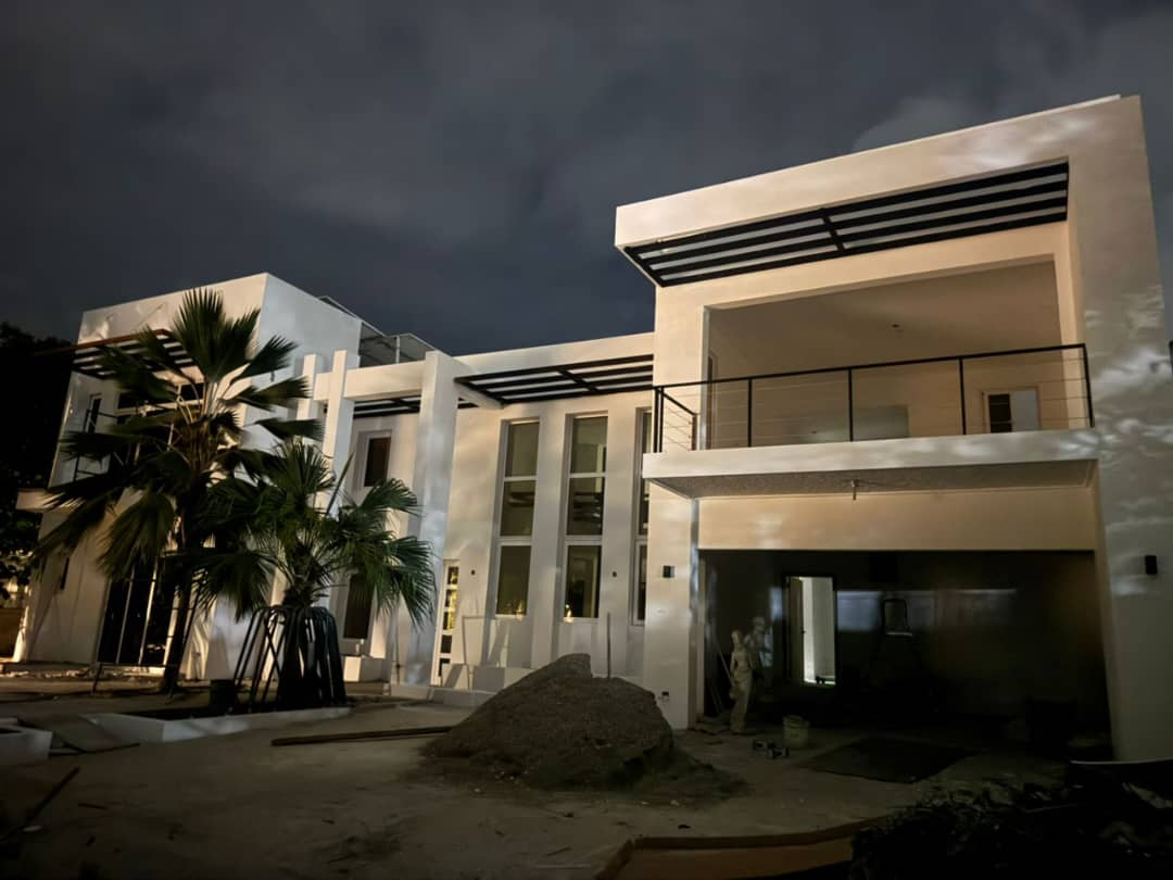 Foto reyèl West Palm Worldwide: PWOJÈ — NWÈ